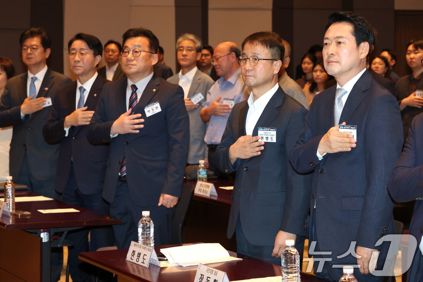 13일 오후 서울 중구 한국프레스센터에서 열린 한국기자협회 창립 62주년 기념식에서 참석자들이 국민의례를 하고 있다. 오른쪽부터 장동혁 국민의힘 대표, 한병도 더불어민주당 당대표 직무대행 겸 원내대표, 박종현 한국기자협회장, 조정식 국회의장, 성기홍 청와대 홍보소통수석. 2026.8.13 ⓒ 뉴스1 이광호 기자