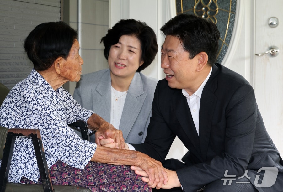 박용선 경북 포항시장이 13일 경북 지역 유일 생존자인 북구 죽장면 박 모(98)씨 자택을 찾아 위문하고 있다. (포항시제공, 재판매 및 DB금지) 2026.8.13/뉴스1
