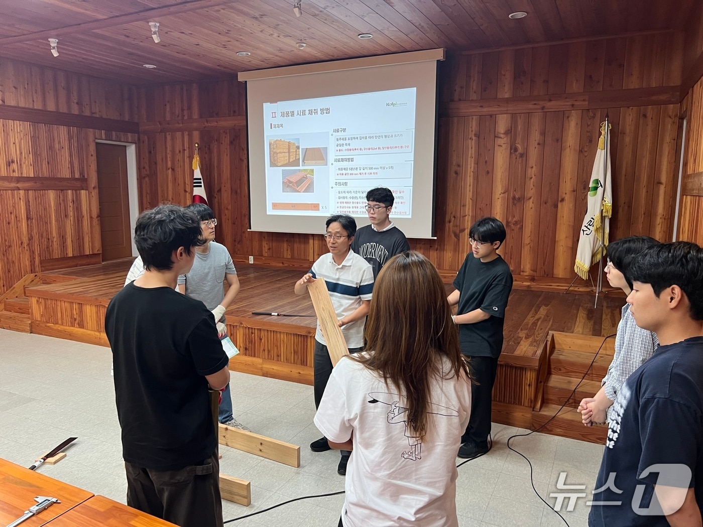 동부지방산림청 국유림관리소 담당자들이 목재제품 품질단속 교육을 듣고 있다.(동부산림청 제공, 재판매 및 DB 금지) 2026.8.13/뉴스1