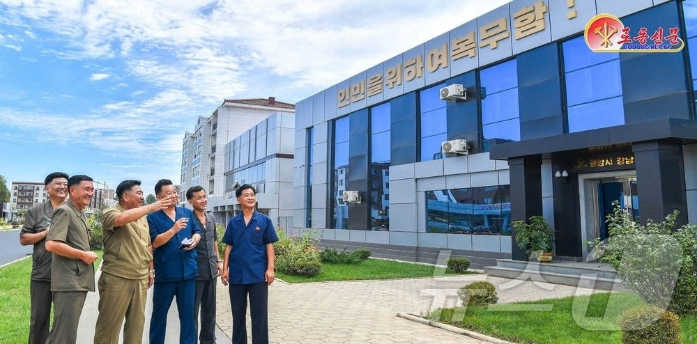 (평양 노동신문=뉴스1) = 북한 노동당 기관지 노동신문은 14일 평양시 강남군에서 '지방발전 20&times;10 정책'에 따른 지방발전 정책 대상 건설과 함께 읍지구 개건 사업이 진행되고 있다고 보도했다. 신문은 강남군의 도로와 살림집, 공공건물 등을 정비하며 지역의 면모를 일신하고 있다고 선전했다. [국내에서만 사용가능. 재배포 금지. DB 금지. For Use Only in the Republic of Korea. Redistribution Prohibited] rodongphoto@news1.kr