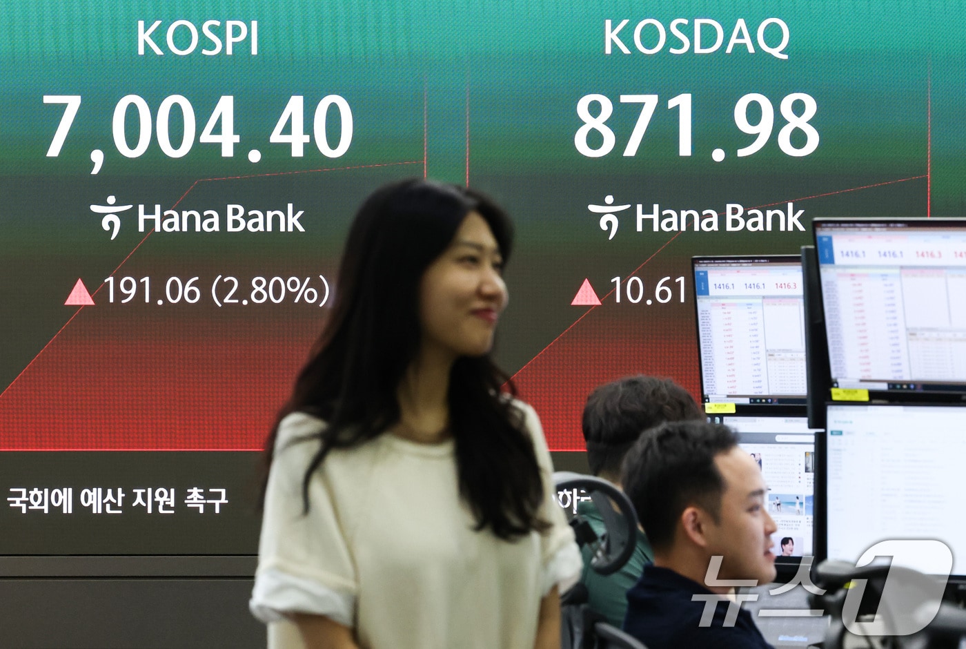 14일 오전 서울 중구 하나은행 본점 딜링룸 전광판에 증시 시황이 표시되어 있다. 이날 코스피는 전 거래일 대비 182.33p(2.68%) 오른 6995.67, 코스닥은 6.70p(0.78%) 상승한 868.07에 출발했다. 코스피는 장 중 한때 15거래일 만에 7000선을 돌파했다. 2026.8.14 ⓒ 뉴스1 최지환 기자