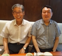 윤석열 전 대통령과 신평 변호사. (SNS 갈무리· 재전송 및 DB 금지) /뉴스1.