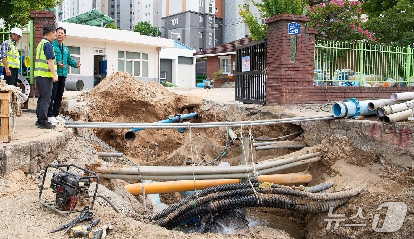 김장호 구미시장이 지난 13일 송정동 가압장 수도관 파손 사고 현장을 둘러보고 있다.(구미시 제공. 재판매 및 DB금지)/뉴스1