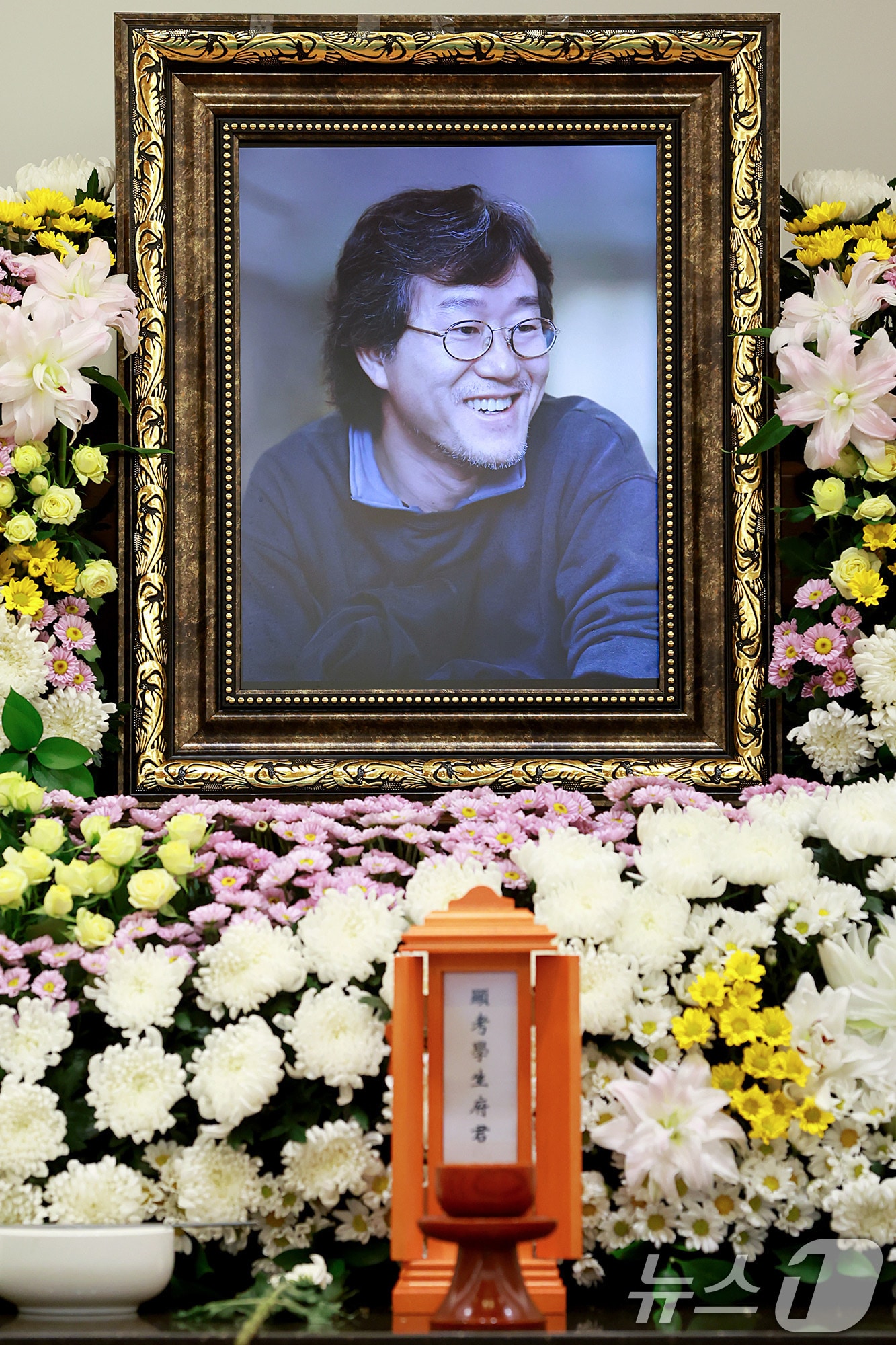 14일 서울 종로구 서울대학교병원 장례식장에 고(故) 안판석 감독의 빈소가 마련돼 있다. 고인은 지난달 뇌출혈로 쓰러져 입원 치료를 받아왔으나 끝내 회복하지 못하고 세상을 떠났다. '하얀거탑'(2007) '아내의 자격'(2012) '밀회'(2014) '풍문으로 들었소'(2015) '밥 잘 사주는 예쁜 누나'(2018) '봄밤'(2019) 등 작품을 선보이며 국내 드라마계를 대표하는 감독으로 활약했다. 지난해에는 이제훈 김대명 성동일 주연의 JTBC 드라마 '협상의 기술'을 선보였다. 2026.8.14 ⓒ 뉴스1 사진공동취재단