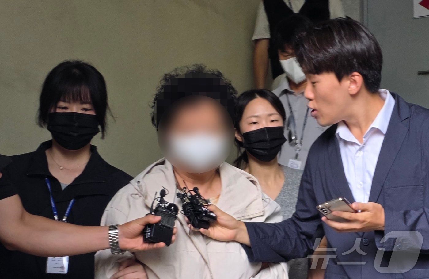 11세 아동을 학대해 숨지게 한 혐의(아동학대치사)를 받고 있는 천안의 한 교회 목사 A 씨(62·여)가 14일 충남 천안시 동남구 천안동남경찰서 유치장에서 검찰로 송치되고 있다. 2026.8.14 ⓒ 뉴스1 이시우 기자