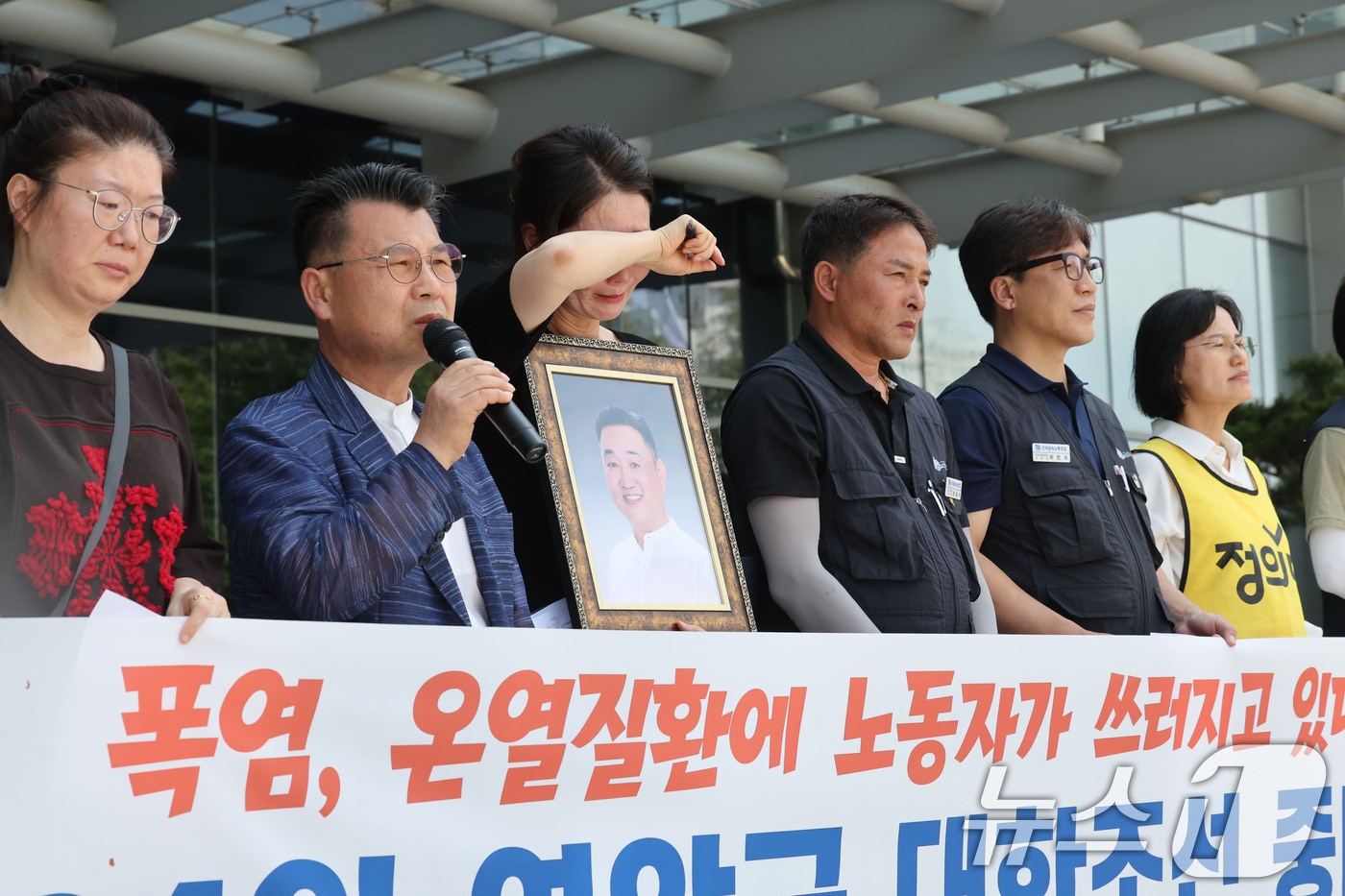 14일 오전 광주 북구 광주지방고용노동청 앞에서 대한조선 폭염 사망사고 재해 노동자의 유가족과 광주전남노동안전보건지킴이 관계자들이 철저한 진상 규명과 특별감독을 촉구하는 기자회견을 열고 있다. 2026.8.14 ⓒ 뉴스1 박지현 기자