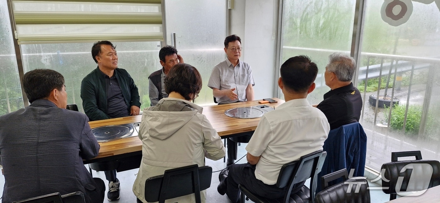 안반데기 농가 면담 중인 김만호 강릉시 부시장(사진 뒷줄 맨 오른쪽). (강릉시 제공. 재판매 및 DB 금지)2026.8.14/뉴스1