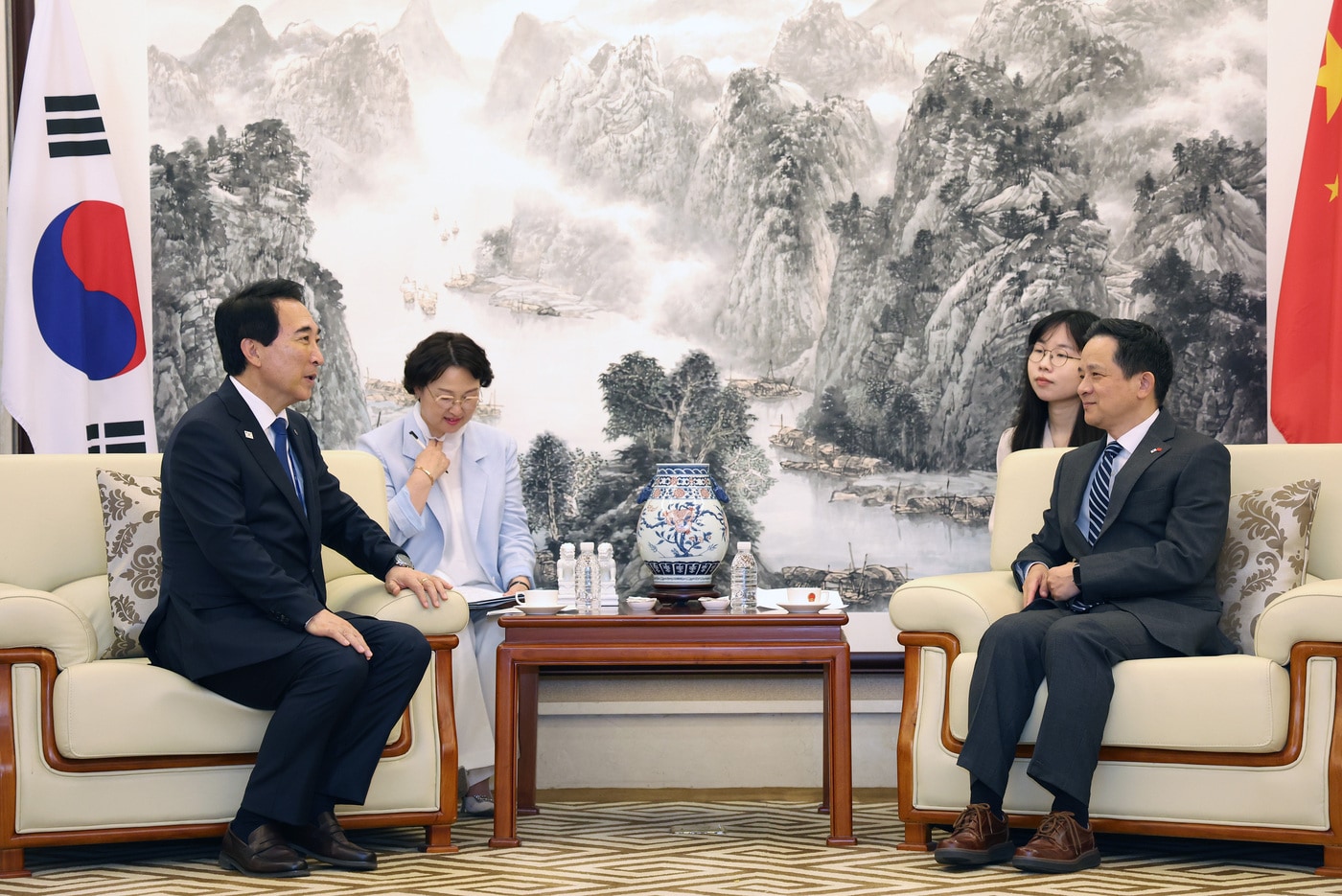 박수현 지사(왼쪽)와 다이빙 주한 중국대사 (충남도 제공. 재판매 및 DB금지)/뉴스1