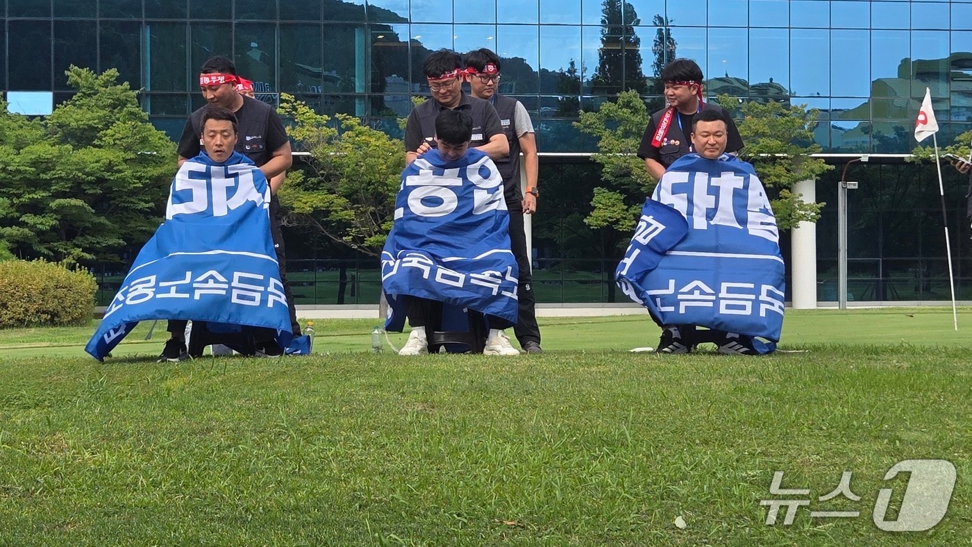리노공업 노동조합의 무기한 총파업이 23일째 이어지면서 노조 간부가 사측에 교섭을 촉구하며 삭발과 단식농성에 들어갔다. 왼쪽부터 새미래노동조합 남주영 위원장, 김승하 노조위원장, 이헌남수석부지회장. (금속노조 부산양산지부 리노공업지회 제공. 재판매 및 DB금지)