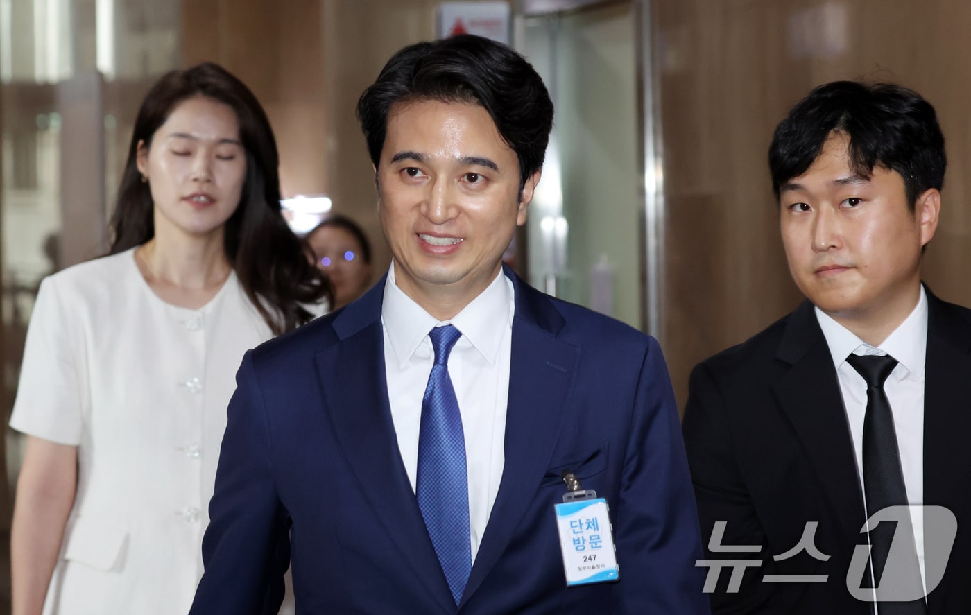 추형욱 SK이노베이션 대표이사가 14일 오후 서울 종로구 세종대로 정부서울청사에서 마이크로소프트(MS)·테라파워 창업자인 빌 게이츠 게이츠 재단 이사장과 졉견하기 위해 이동하고 있다. 2026.8.14 ⓒ 뉴스1 김명섭 기자