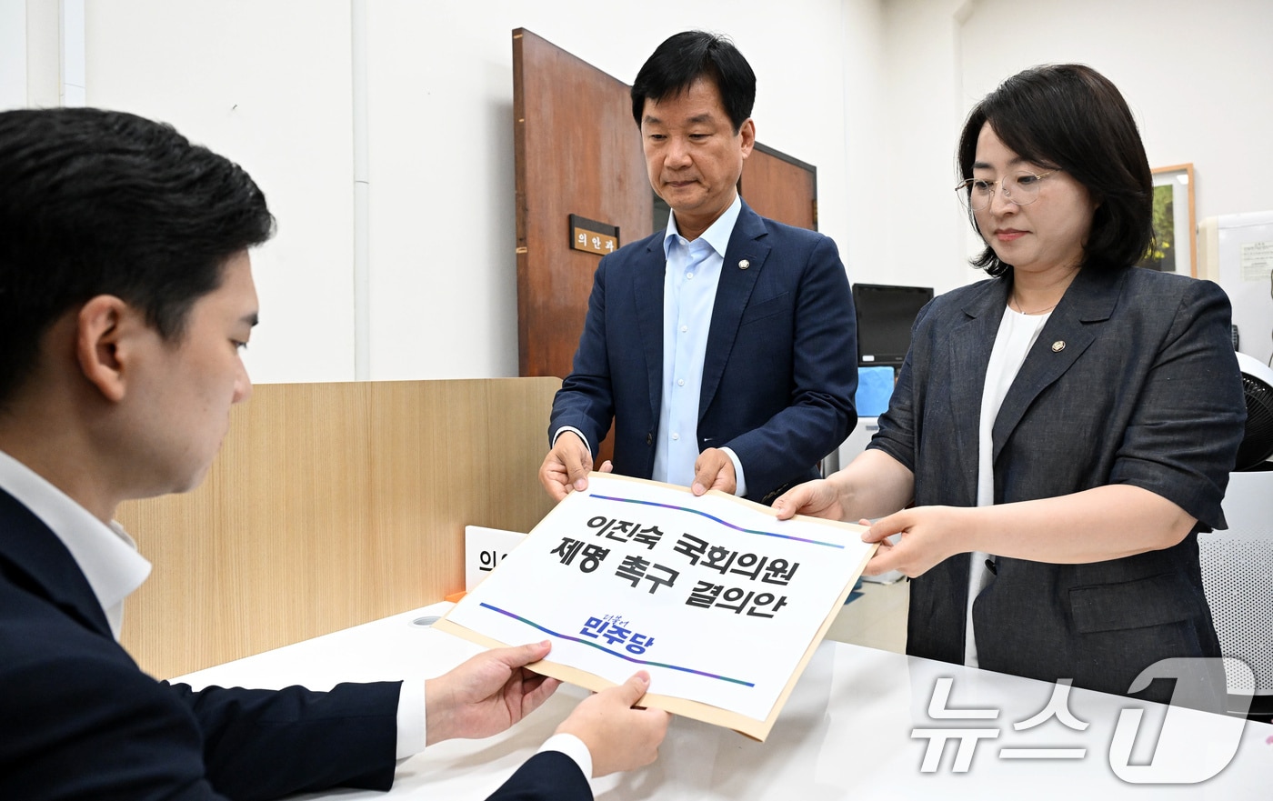 박균택 더불어민주당 원내부대표와 이주희 원내대변인이 14일 서울 여의도 국회 의안과에 ‘5·18 민주화운동 왜곡·폄훼’ 논란 관련 이진숙 국민의힘 의원 제명 촉구 결의안을 제출하고 있다. (공동취재) 2026.8.14 ⓒ 뉴스1 유승관 기자