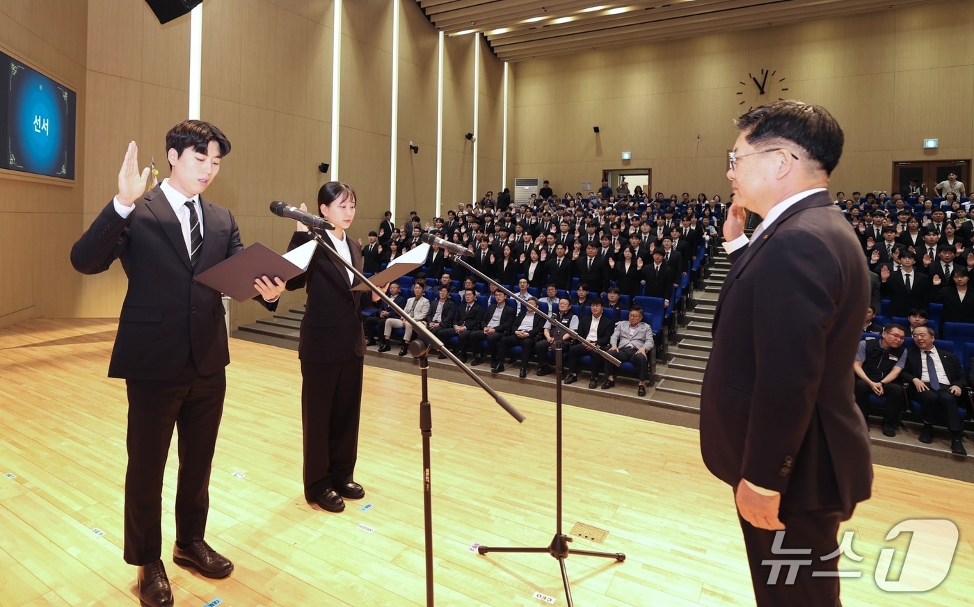 14일 한국동서발전 울산 본사 대강당에서 열린 하반기 신입사원 입사식. (동서발전 제공. 재판매 및 DB 금지) /뉴스1