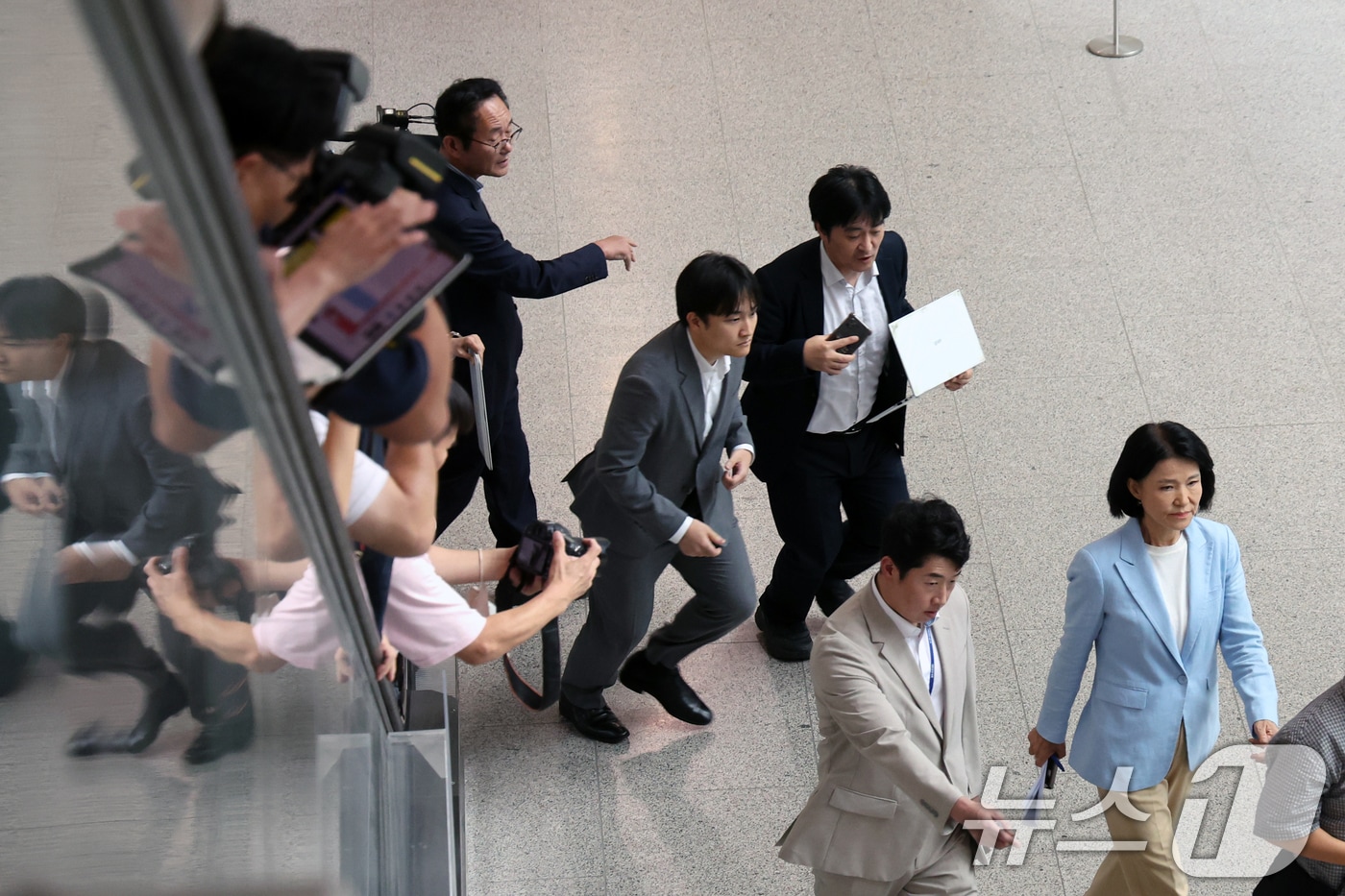이진숙 국민의힘 의원이 14일 오후 서울 여의도 국회 소통관에서 5·18 민주화운동 관련 기자회견을 마치고 회견장을 나서고 있다. 이날 이 의원은 기자회견을 마친 후 취재진 질문을 받지 않고 회견장을 나섰다. 2026.8.14 ⓒ 뉴스1 황기선 기자