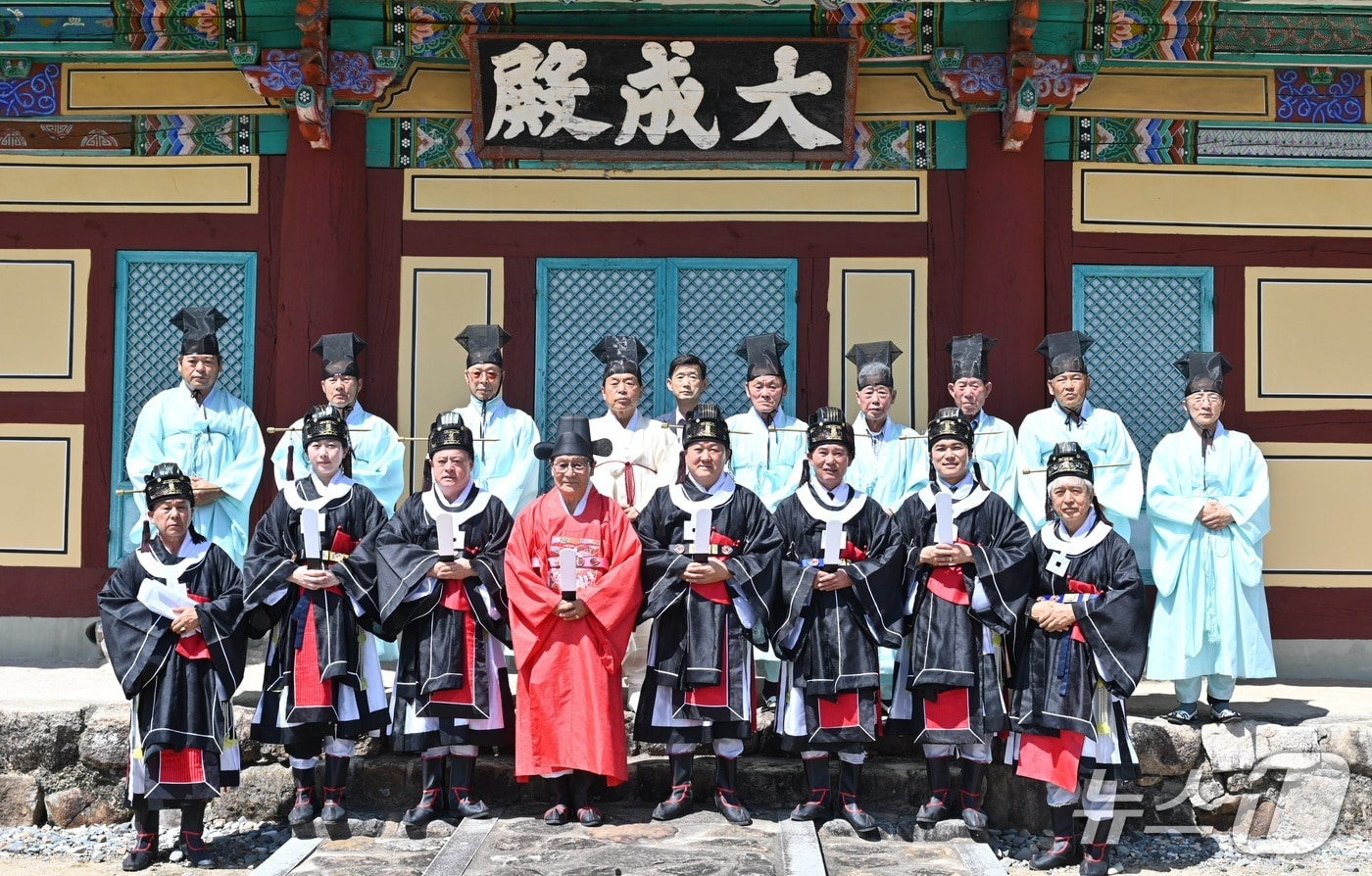 울주군의회 의원들이 14일 언양향교 대성전에서 고유제를 봉행한 뒤 기념사진을 찍고 있다. (울주군의회 제공. 재판매 및 DB 금지) /뉴스1