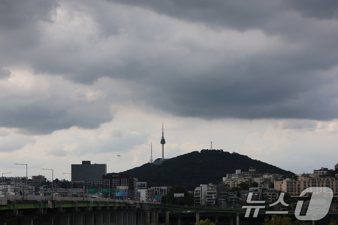 서울에 국지적으로 비가 내리고 있는 14일 오후 서울 남산 위로 먹구름이 가득하다. 기상청은 광복절 연휴 기간 동안 남부지방과 제주를 시작으로 전국적으로 많은 비가 내리겠다고 밝혔다. 2026.8.14 ⓒ 뉴스1 박세연 기자
