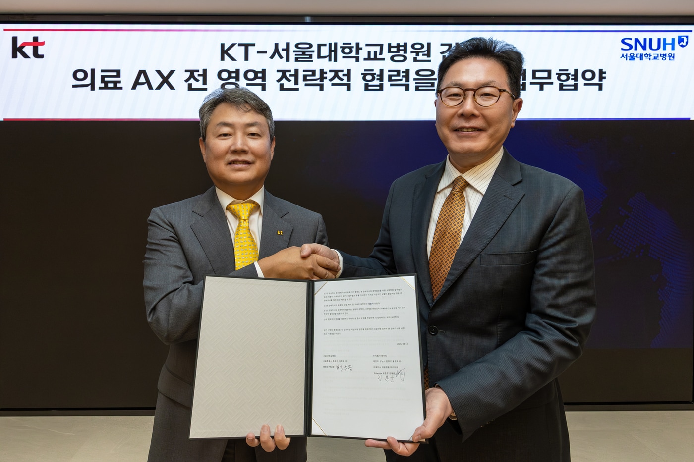 김봉균 KT 엔터프라이즈부문장(왼쪽)과 백남종 서울대학교병원장이 기념사진을 촬영하는 모습.(KT 제공)