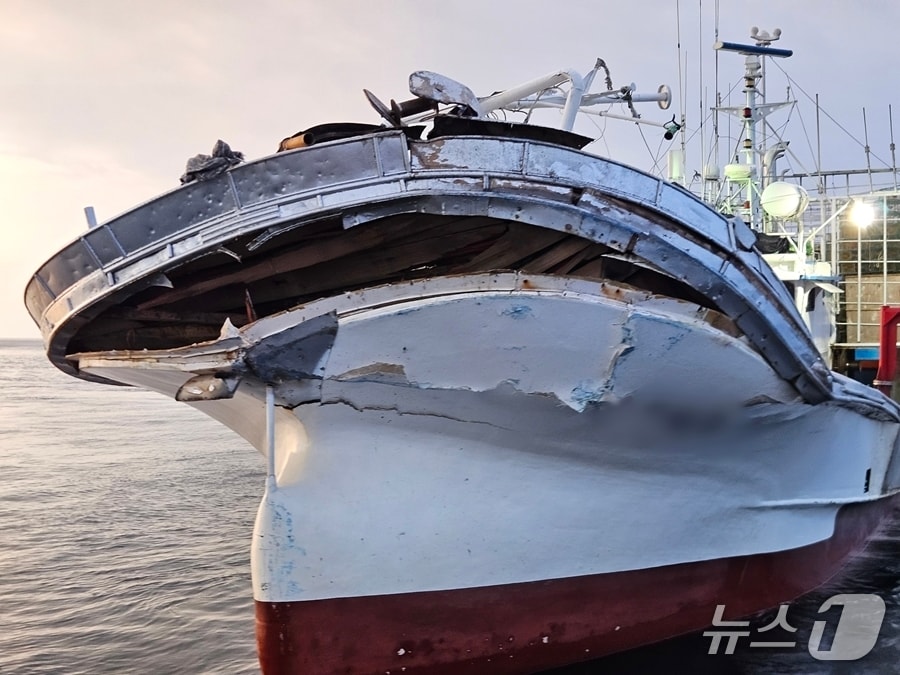 15일 오전 3시20분께 전북 군산시 어청도 인근 해상에서 상선 A호(4만3956톤·제주선적)와 어선 B호(29톤·목포선적·승선원 10명)가 충돌하는 사고가 발생했다.(군산해경 제공. 재판매 및 DB금지)2026.8.15/뉴스1