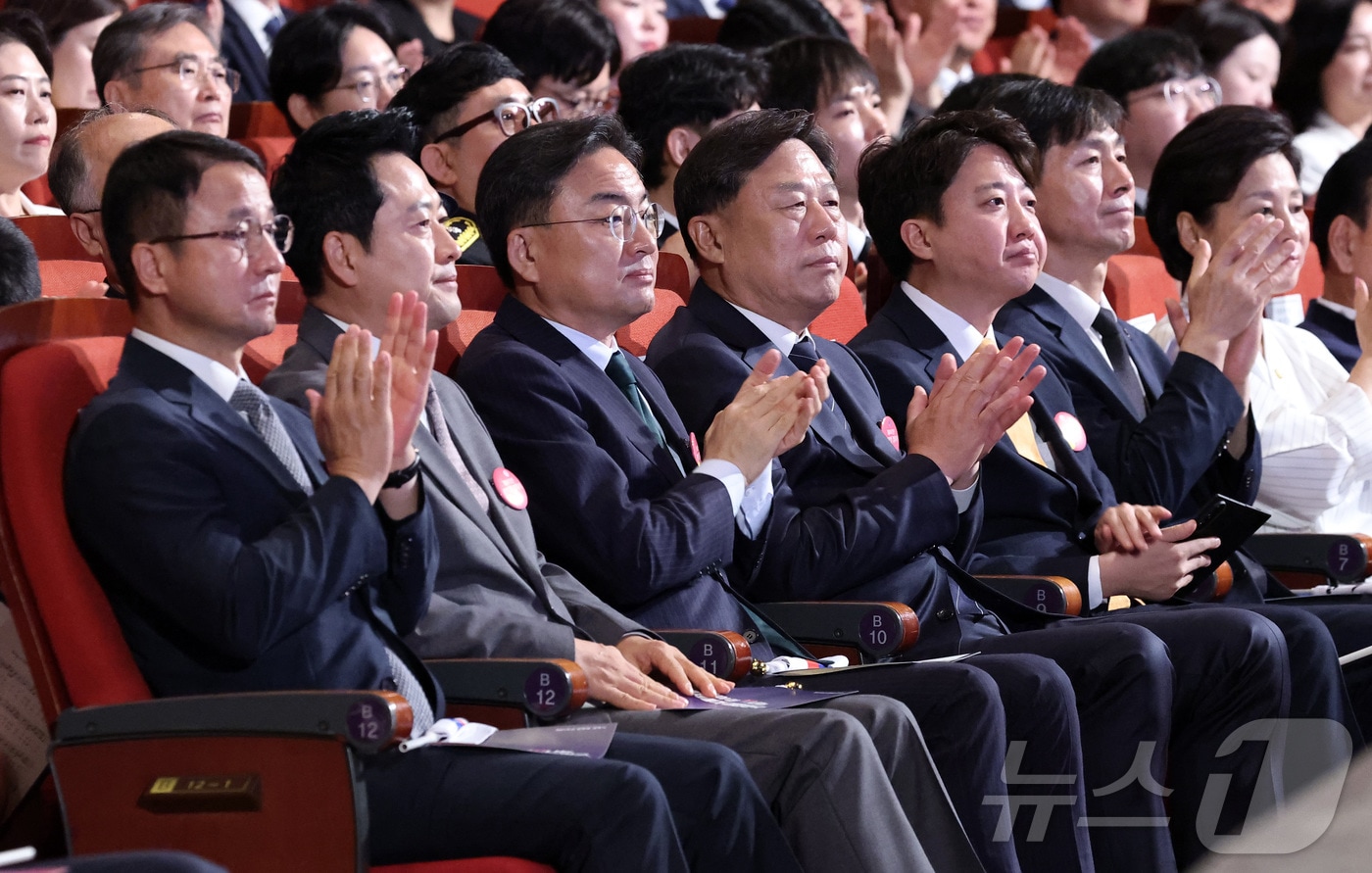 한병도 더불어민주당 당대표 직무대행 겸 원내대표(왼쪽부터), 장동혁 국민의힘 대표, 신장식 조국혁신당 대표, 김종훈 진보당 대표, 이준석 개혁신당 대표, 한창민 사회민주당 대표가 15일 서울 종로구 세종문화회관에서 열린 제81주년 광복절 경축식에서 이재명 대통령의 경축사에 박수치고 있다. 2026.8.15 ⓒ 뉴스1 이재명 기자