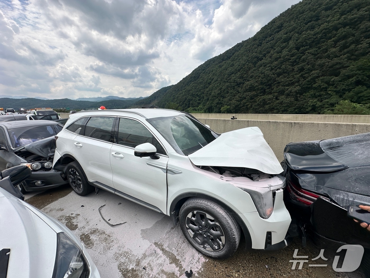 15일 오전 10시 47분쯤 경북 군위 효령면 상주영천고속도로 서울 방향 47㎞ 지점에서 9중 추돌사고가 발생해 6명이 다쳤다. (대구소방안전본부 제공. 재판매 및 DB 금지) 2026.8.15/뉴스1