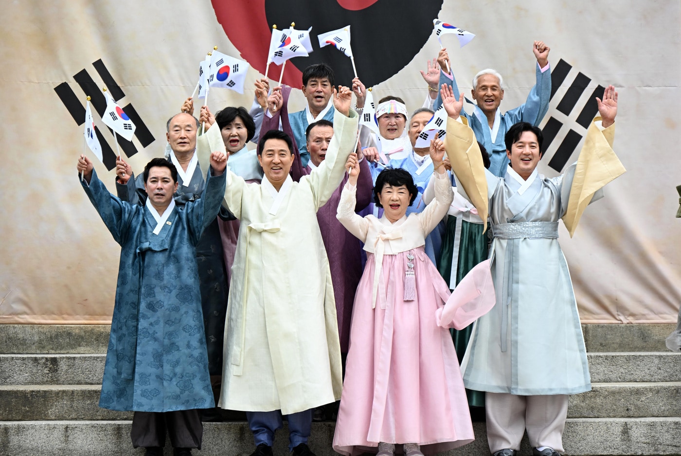 오세훈 서울시장이 15일 보신각에서 열린 광복 81주년 기념 타종식 참석자들과 만세삼창하고 있다.