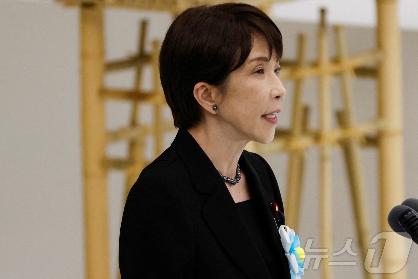 15일 일본 도쿄 부도칸에서 열린 제2차 세계대전 일본 패전 81년 기념식에서 사나에 다카이치 사나에 일본 총리가 단상에 올라 연설하고 있다. 2026.8.15 ⓒ 로이터=뉴스1