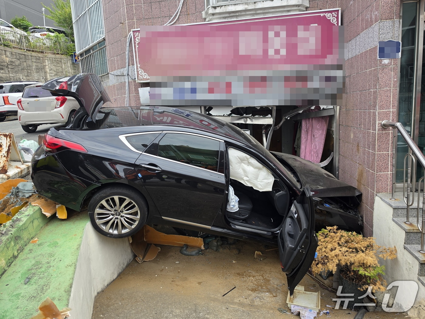 15일 낮 12시쯤 부산 북구 덕천동 주택가 인근 사고 현장. (부산소방재난본부 제공. 재판매 및 DB 금지)