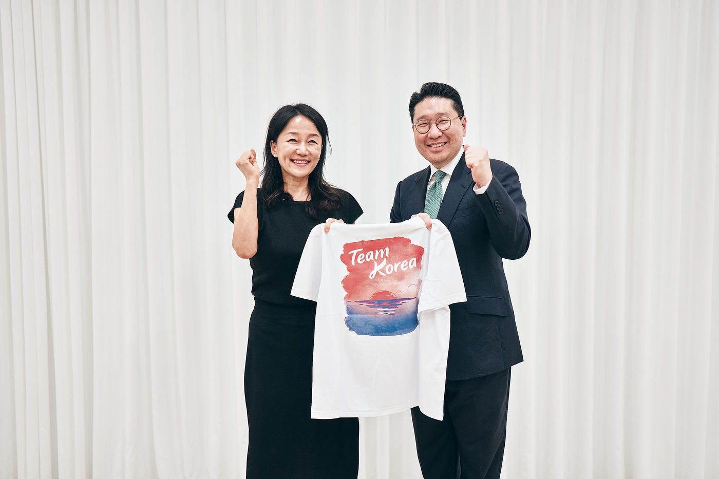 이재정 위원장에게 팀코리아 티셔츠를 전달하는 이상현 단장(㈜태인 제공) 
