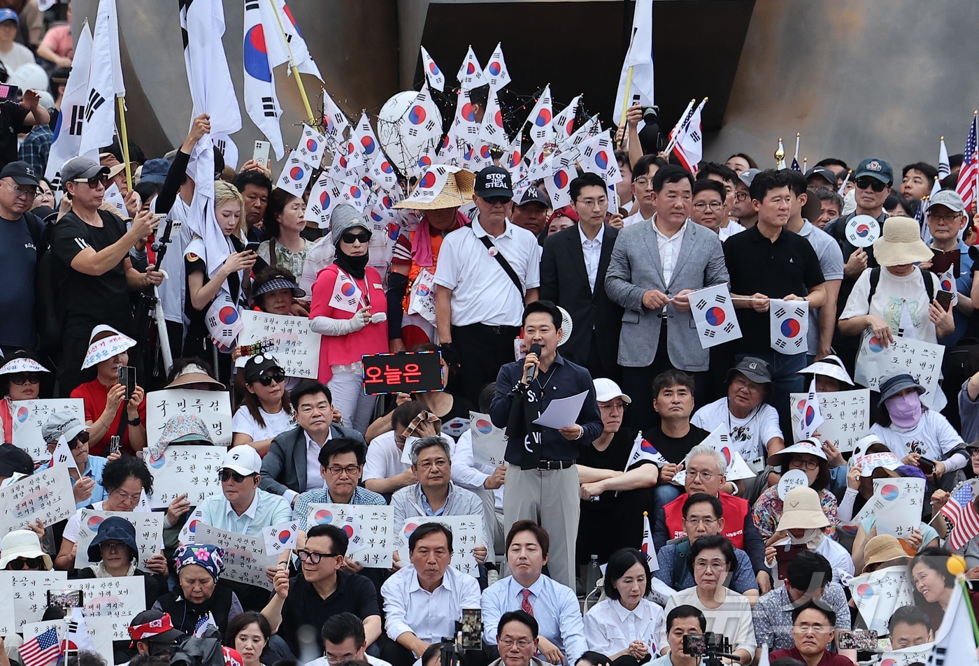 장동혁 국민의힘 대표가 광복절인 15일 서울 송파구 올림픽공원 핸드볼경기장에서 열린 투표 용지 부족 사태 관련 참정권 수호 집회에서 발언하고 있다. 2026.8.15 ⓒ 뉴스1 김성진 기자