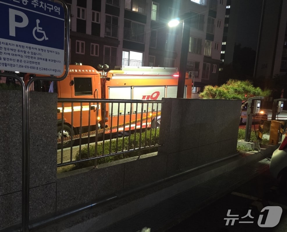 15일 오후 8시 17분쯤 경북 칠곡군 석적읍 남율리 한 아파트 전기차 충전소 옆에서 누전으로 추정되는 감전 사고가 발생해 구조당국이 출동했다.(경북소방본부 제공. 재판매 및 DB 금지)2026.8.16/뉴스1