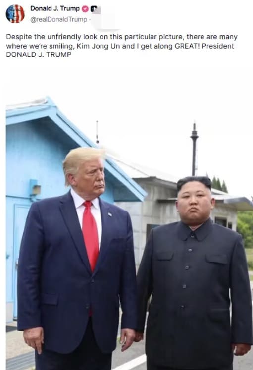 도널드 트럼프 미국 대통령은 15일 자기 소셜미디어인 '트루스쇼셜'에 2019년 6월 30일 김정은 북한 노동당 총비서와 판문점에서 찍은 사진을 올리면서 "김정은과 나는 아주 잘 지내고 있다"고 했다. (SNS 갈무리· 재전송 및 DB 금지) /뉴스1