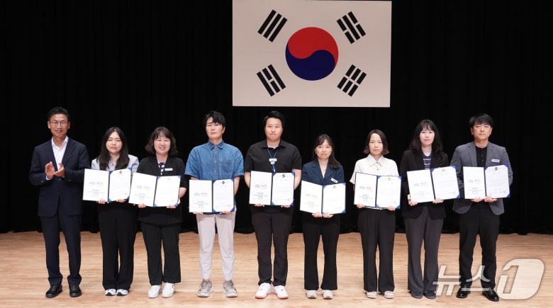김병삼 영천시장이 지난 14일 적극행정 공무원 시상식 후 기념사진을 찍고 있다. (영천시 제공. 재판매 및 DB금지)/뉴스1