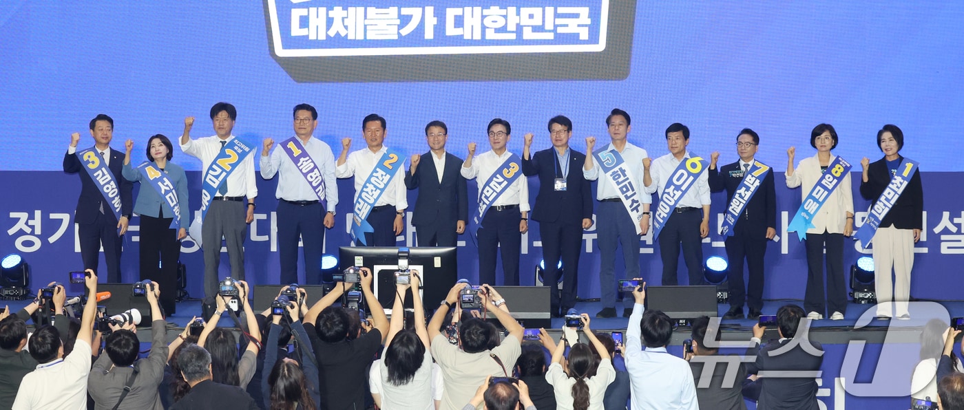 16일 경기 수원시 장안구 수원종합운동장에서 열린 더불어민주당 당대표·최고위원 선출을 위한 경기 지역 순회경선 합동연설회에서 송영길, 정청래, 김민석 당대표 후보와 최고위원 후보들이 인사를 하고 있다. 서울경기 순회경선 뒤 김영호 후보(가장 왼쪽)와 임미애 후보(오른쪽에서 2번째)는 김용 후보 지지를 선언하며 사퇴했다. 2026.8.16 ⓒ 뉴스1 김영운 기자