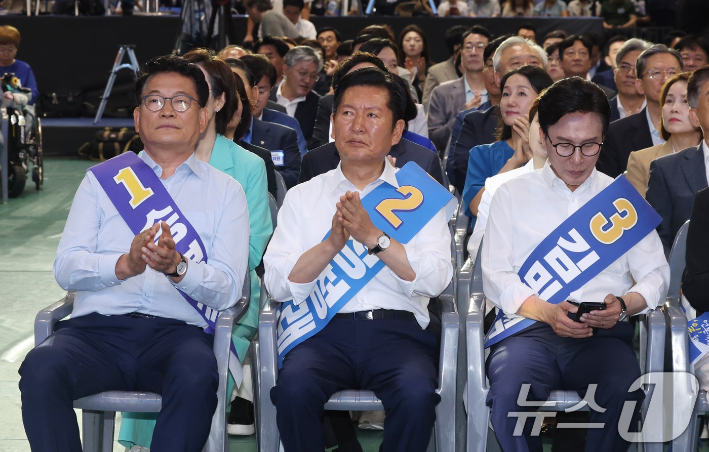 송영길(왼쪽부터), 정청래, 김민석 더불어민주당 당대표 후보가 16일 경기 수원시 장안구 수원종합운동장에서 열린 더불어민주당 당대표·최고위원 선출을 위한 경기 지역 순회경선 합동연설회에 참석해 자리에 앉아있다. 2026.8.16 ⓒ 뉴스1 김영운 기자