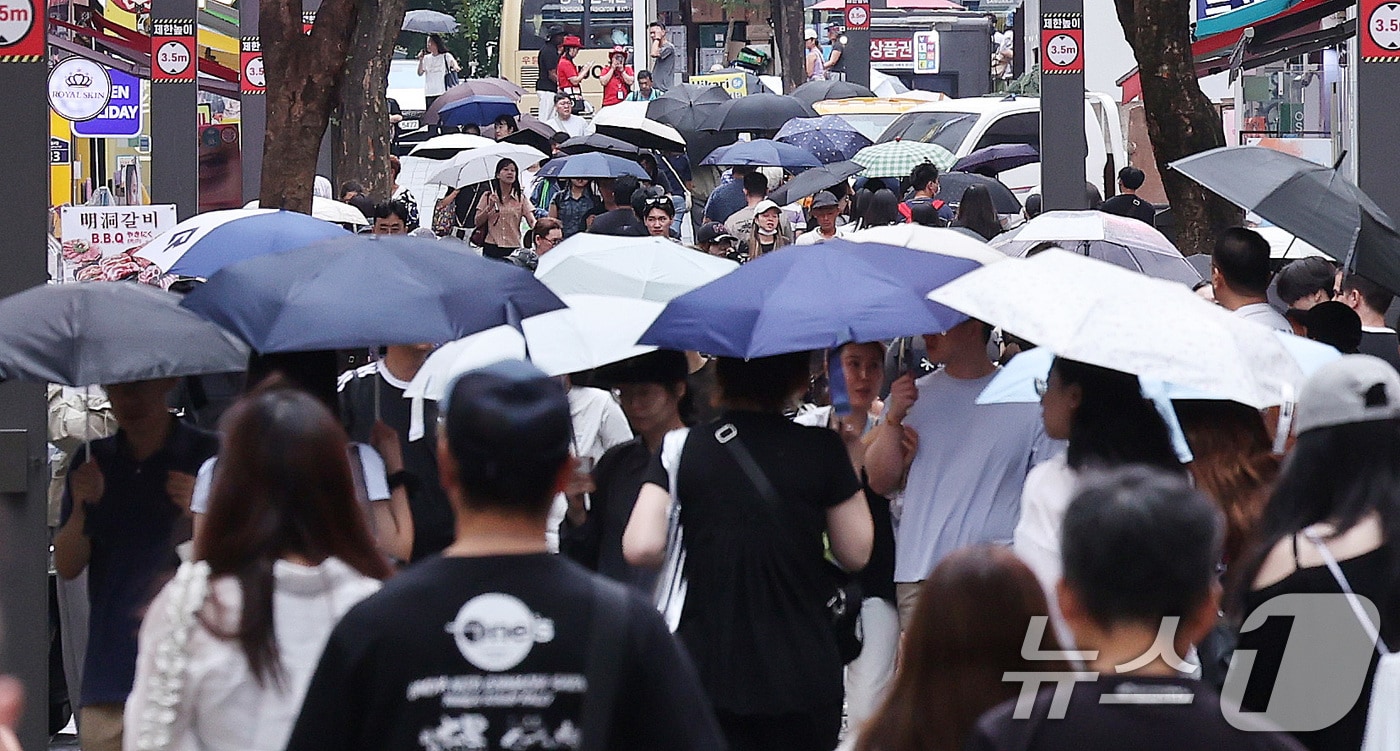 전국적으로 비가 내리는 16일 서울 중구 명동거리에서 시민들과 외국인 관광객들이 우산을 쓴채 이동하고 있다. 기상청은 이날 중부지방을 중심으로 비가 소강상태를 보이는 곳이 많겠지만, 남부지방과 제주도를 중심으로 돌풍과 천둥·번개를 동반한 매우 강한 비가 내릴 것으로 전망했다. 2026.8.16 ⓒ 뉴스1 박지혜 기자