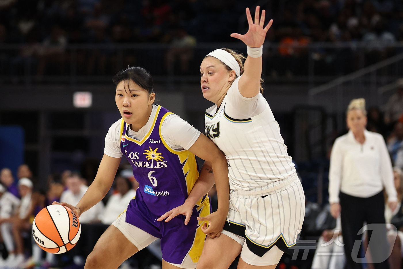 WNBA 경기에서 드리블 중인 박지현(왼쪽).ⓒ AFP=뉴스1