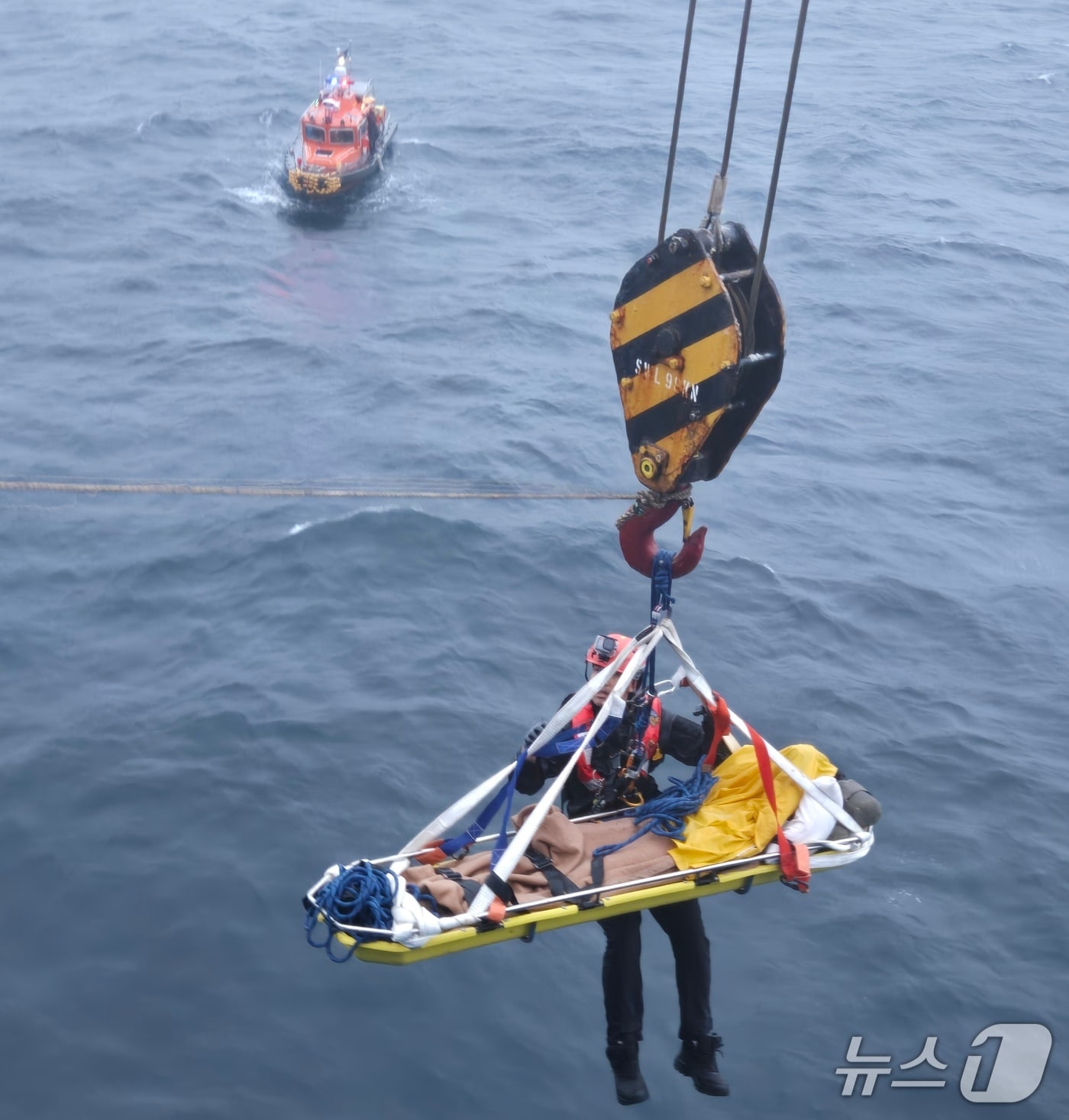 지난 16일 오후 부산 남외항 묘박지 해상에서 부상을 당한 외국인 선원을 부산해경이 옮겨 싣고 있는 모습 (해경 제공. 재판매 및 DB금지)