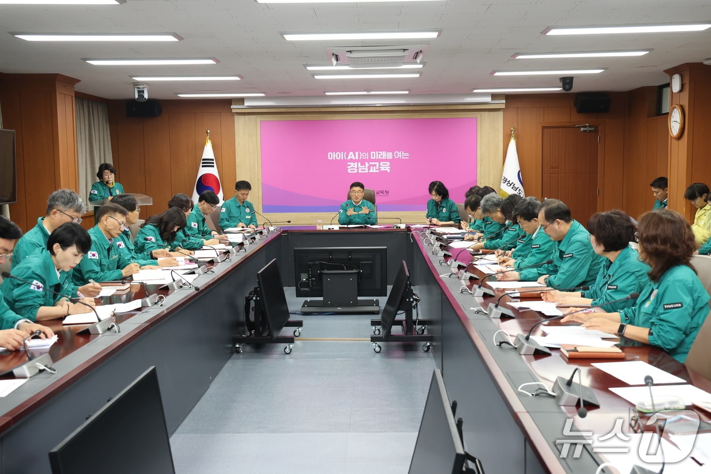 17일 오전 9시 본청 중회의실에서 권순기 교육감과 부교육감, 국·과장 등이 참석해 집중호우 대응 비상대책회의​를 열고 학교 피해 상황 등을 점검하는 모습 (교육청 제공. 재판매 및 DB금지)