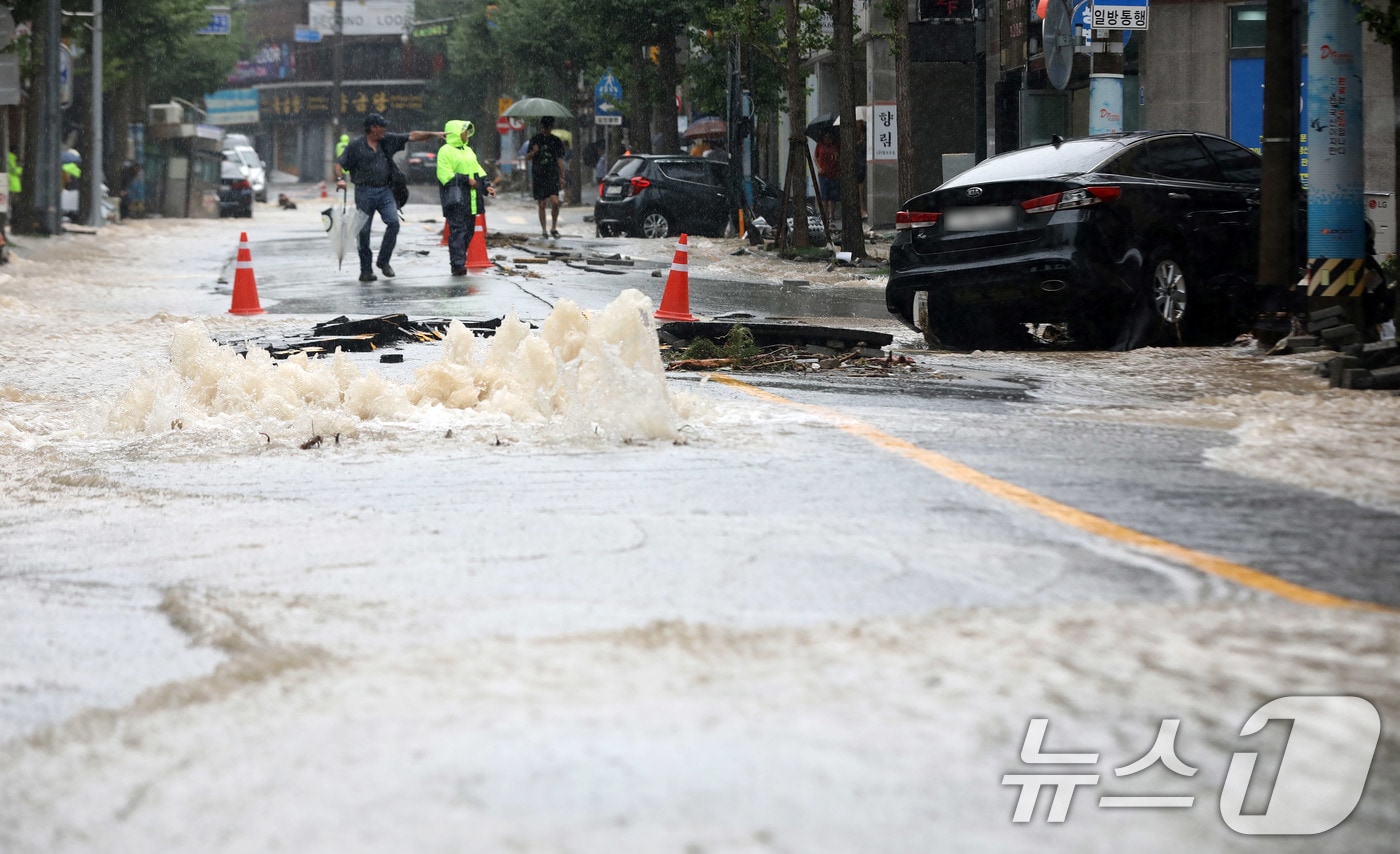 지난 17일 경남 거제시 옥포동의 한 도로가 극한 호우로 침수돼 차량이 파손되는 등 아수라장을 방불케하고 있다. 2026.8.17 ⓒ 뉴스1 윤일지 기자