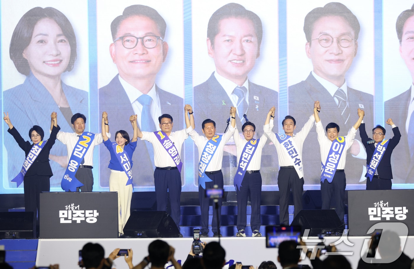 송영길, 정청래, 김민석 더불어민주당 당대표 후보(왼쪽 네 번째부터)가 17일 대전 유성구 대전컨벤션센터(DCC) 제2전시장에서 열린 제3차 정기전국당원대회에서 최고위원 후보들과 함께 당원들에게 인사하고 있다. 왼쪽부터 최민희, 김용, 서미화, 송영길, 정청래, 김민석, 한민수, 이성윤, 박선원. (공동취재) 2026.8.17 ⓒ 뉴스1 황기선 기자