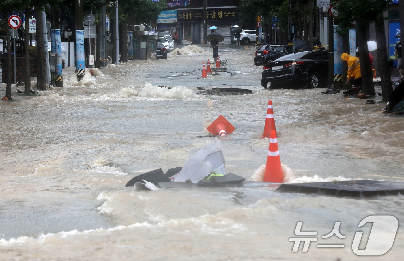 경남 거제시 옥포동의 한 도로가 극한 호우로 침수돼 아수라장을 방불케하고 있다. 2026.8.17 ⓒ 뉴스1 윤일지 기자