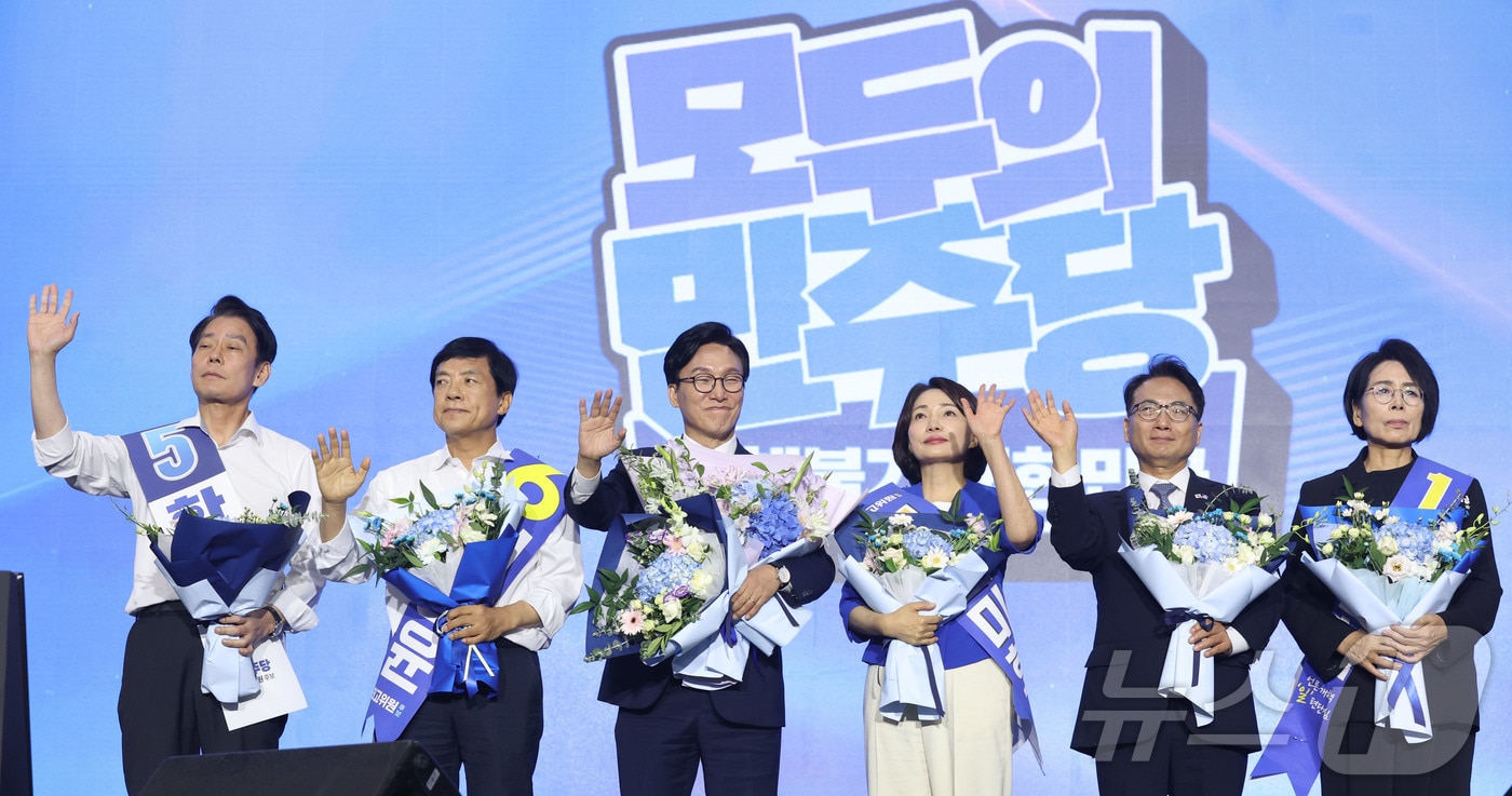 김민석 더불어민주당 신임 당대표와 최고위원들이 17일 오후 대전 유성구 DCC대전컨벤션센터에서 열린 '더불어민주당 제3차 정기전국당원대회'에서 손을 들어 인사하고 있다. 왼쪽부터 한민수, 이성윤, 김 대표, 서미화, 박선원, 최민희 최고위원. (공동취재) 2026.8.17 ⓒ 뉴스1 황기선 기자