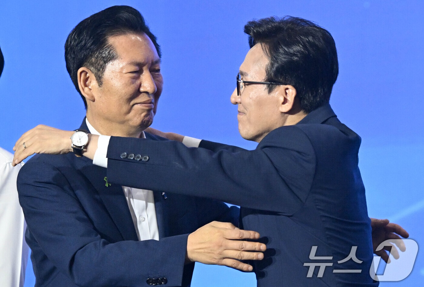 김민석 더불어민주당 신임 당대표가 17일 대전시 유성구 대전컨벤션센터에서 열린 더불어민주당 제3차 정기전국당원대회에서 정청래 후보와 포옹하고 있다. (공동취재) 2026.8.17 ⓒ 뉴스1 황기선 기자
