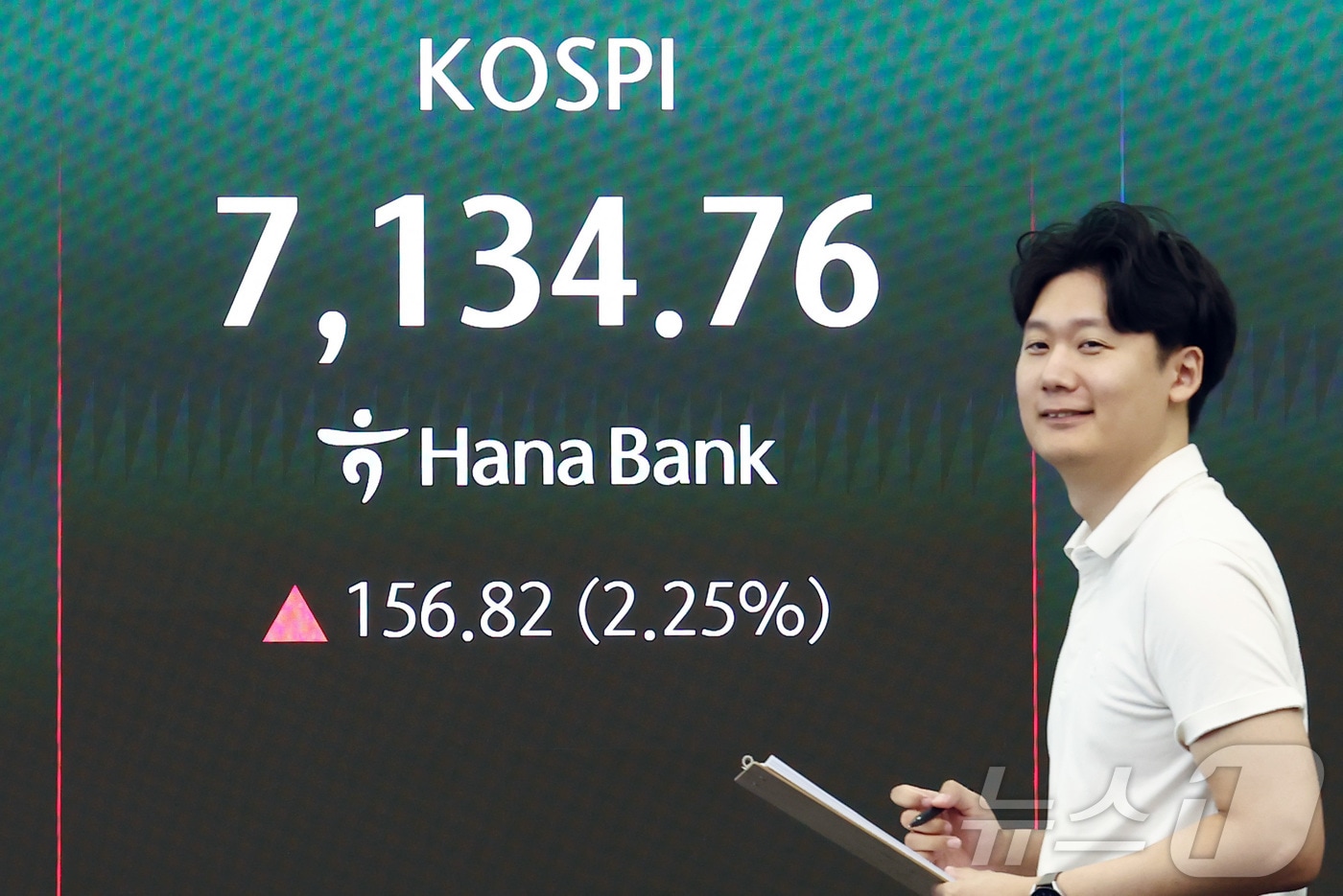 코스피가 7100선을 회복하며 상승 출발한 18일 오전 서울 중구 하나은행 딜링룸 전광판에 코스피 지수가 나오고 있다. 이날 코스피는 2.15% 오른 7127.77에 개장했다. ⓒ 뉴스1 김민지 기자