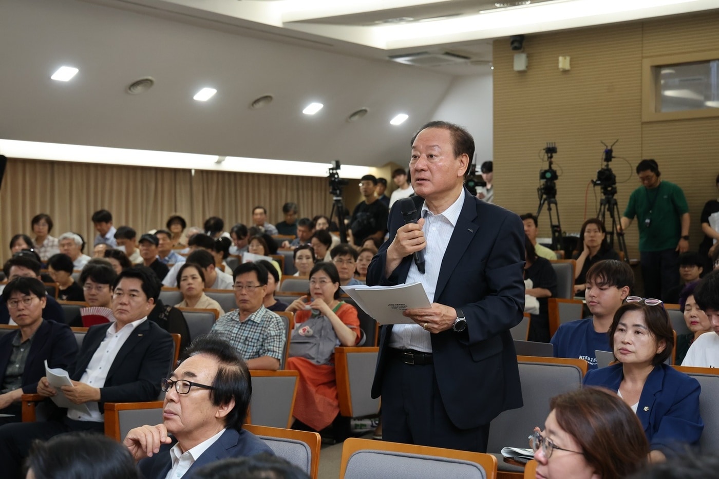 유동균 서울 마포구청장이 지난 7월 '제3차 서울특별시 도시철도망 구축계획 주민공청회'에 참석해 상암동 중심지를 관통하는 강북횡단선 노선 신설의 필요성을 설명하고 있다.(마포구 제공)