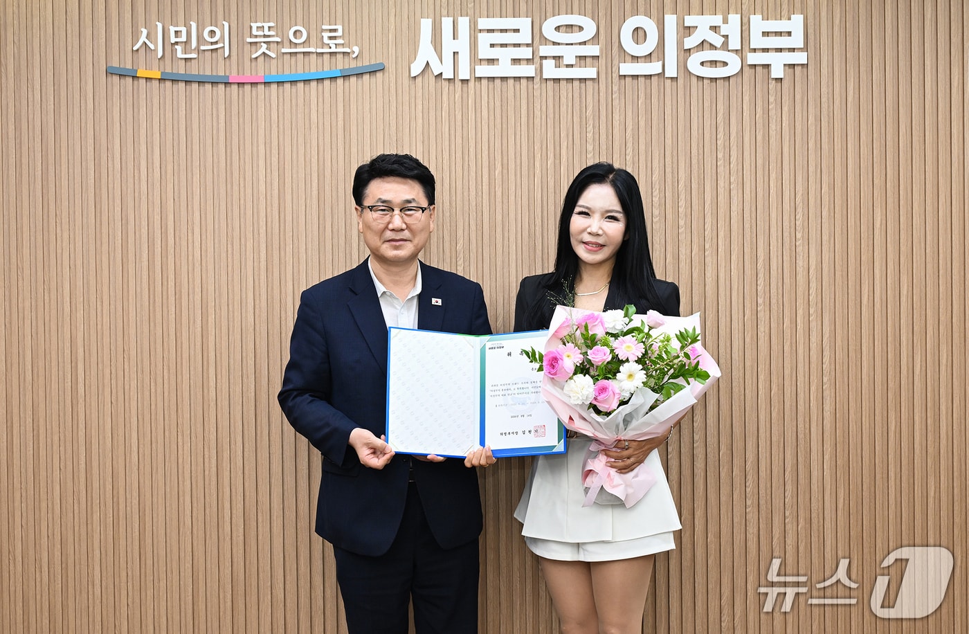 김원기 의정부시장과 트로트 가수 신비 (사진=의정부시)