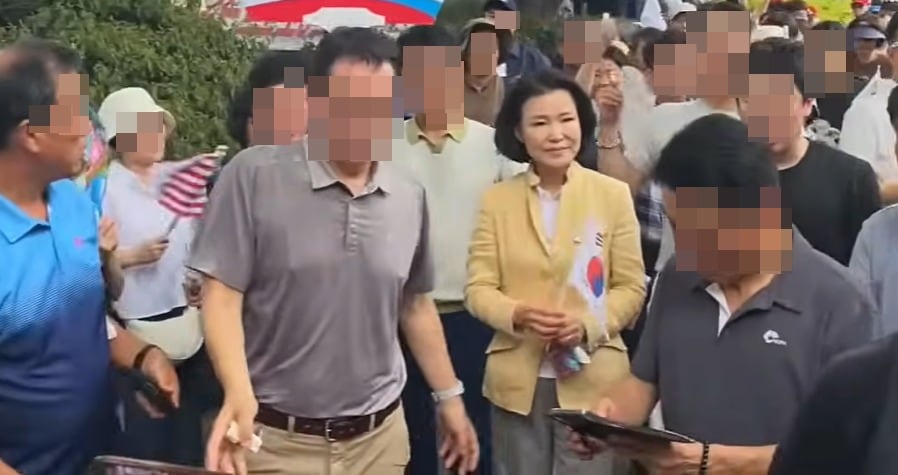  지난 15일 '투표용지 부족사태' 시위를 펼치고 있는 올림픽 공원에 이진숙 국민의힘 의원이 나타나자 지지자들 사이에 '이진숙 대통령'을 외치는  목소리가 나왔다. (유튜브 갈무리· 재전송 및 DB 금지) ⓒ 뉴스1
