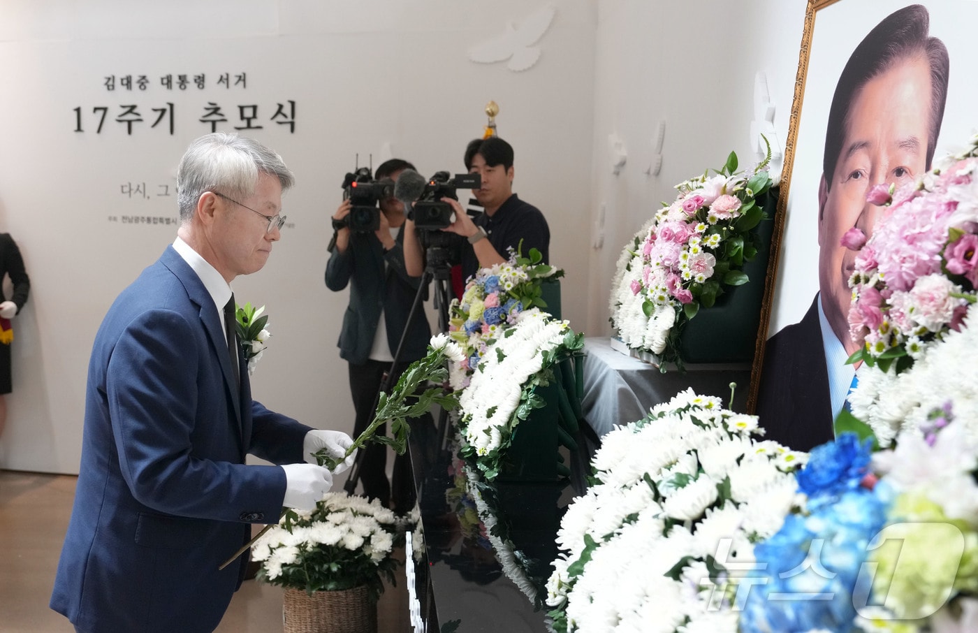 민형배 전남광주통합특별시장이 18일 목포시 김대중노벨평화상기념관서 열린 김대중 대통령 서거 17주기 추모식 행사에서 헌화를 하고 있다.(전남광주통합특별시 제공. 재판매 및 DB금지) 2026.8.18 
