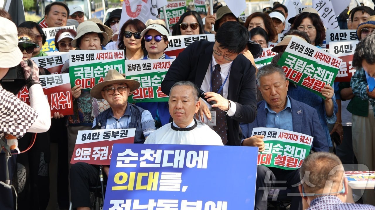 김문수 더불어민주당 의원이 18일 청와대 앞에서 순천시민 200여명과 함께 순천대 의대와 전남동부권 대학병원 설립을 강력히 촉구하는 삭발식을 하고 있다.(김문수 의원실 제공. 재판매 및 DB금지) 2026.8.18 ⓒ 뉴스1