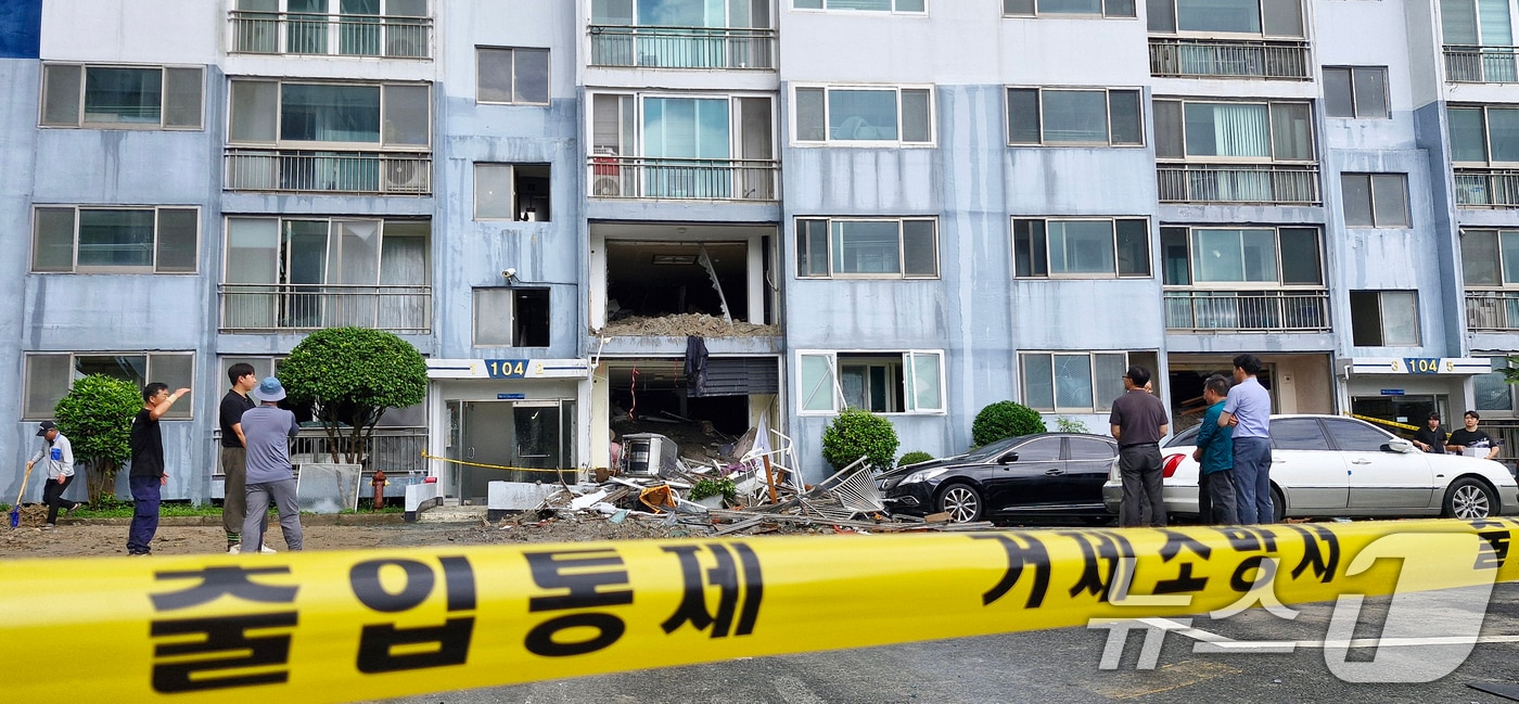 18일 극한 호우로 발생한 산사태 피해를 입은 경남 거제시 옥포동의 한 아파트에서 관계자들이 긴급 안전 점검을 하고 있다. 2026.8.18 ⓒ 뉴스1 윤일지 기자