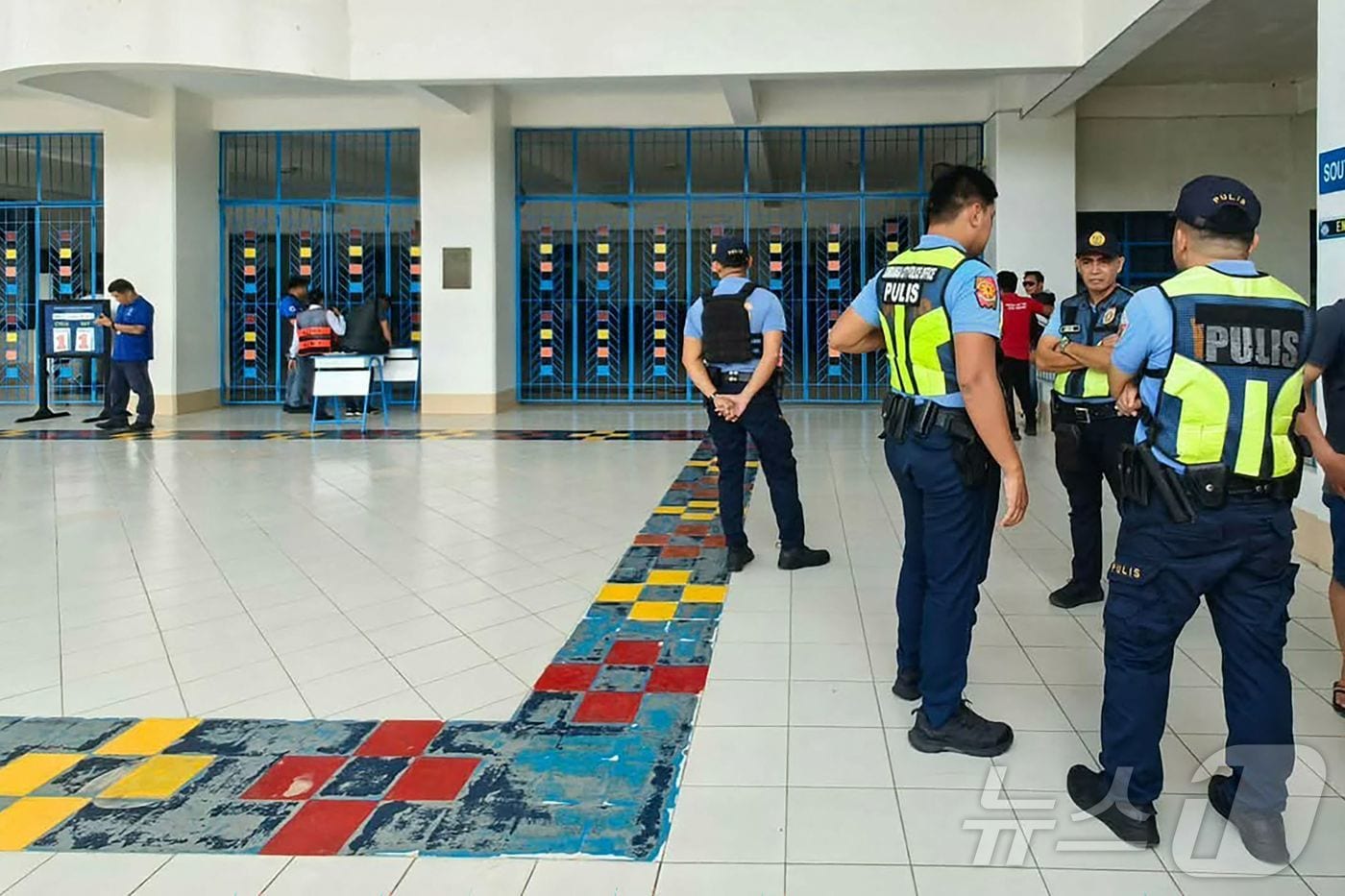 필리핀 경찰이 2026년 8월 18일 총격 사건이 발생한 잠보앙가의 한 학교에 집결하고 있다. ⓒ AFP=뉴스1